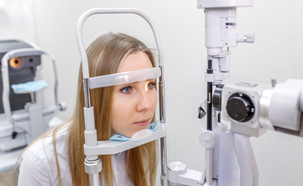 Czy zabieg laserowej korekcji wady wzroku jest bolesny? Co będę odczuwać w trakcie zabiegu i podczas rekonwalescencji